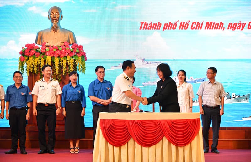 Tăng cường tình đoàn kết quân dân