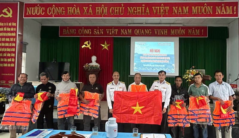 Hải đoàn 129 tuyên truyền về IUU cho ngư dân TP Đà Nẵng