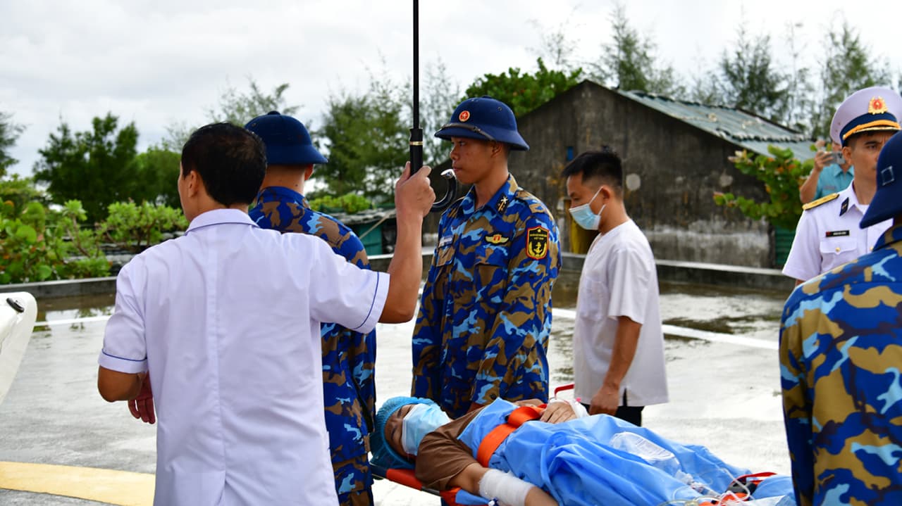 Cấp cứu sản phụ trên đảo Sinh Tồn bằng máy bay quân sự