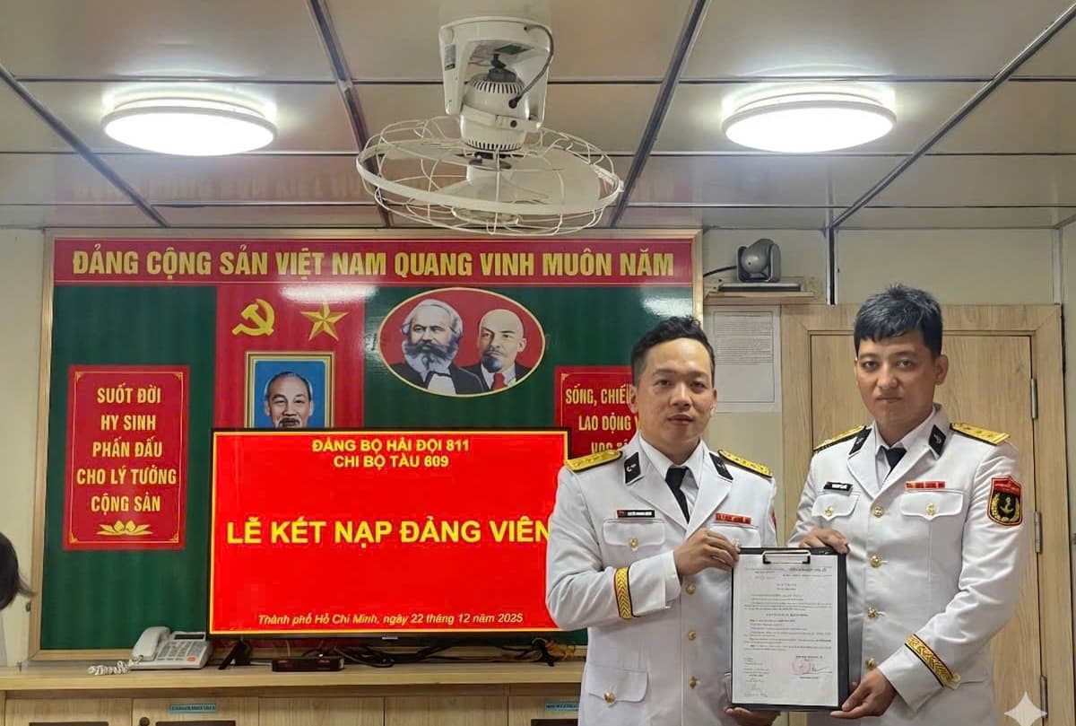 Thiêng liêng lễ kết nạp đảng viên mới ngay trên biển trong ngày thành lập Quân đội