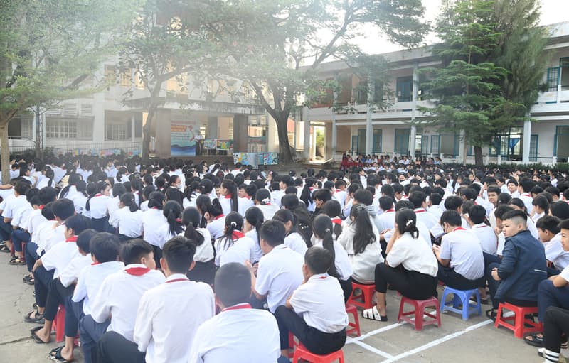 Lữ đoàn 681 tuyên truyền biển đảo cho hơn 1300 lượt học sinh