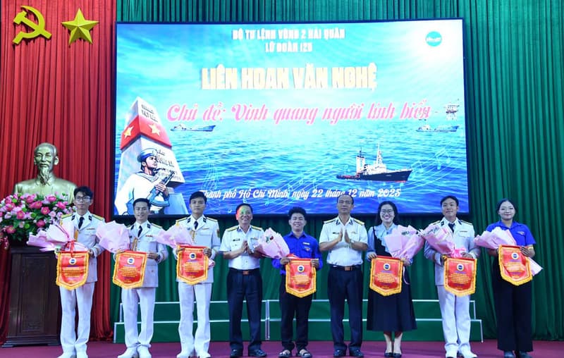 Liên hoan văn nghệ quần chúng "Vinh quang người lính biển"
