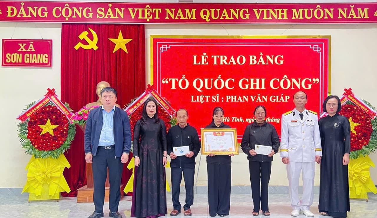 Trao Bằng “Tổ quốc ghi công” đối với Liệt sĩ Phan Văn Giáp