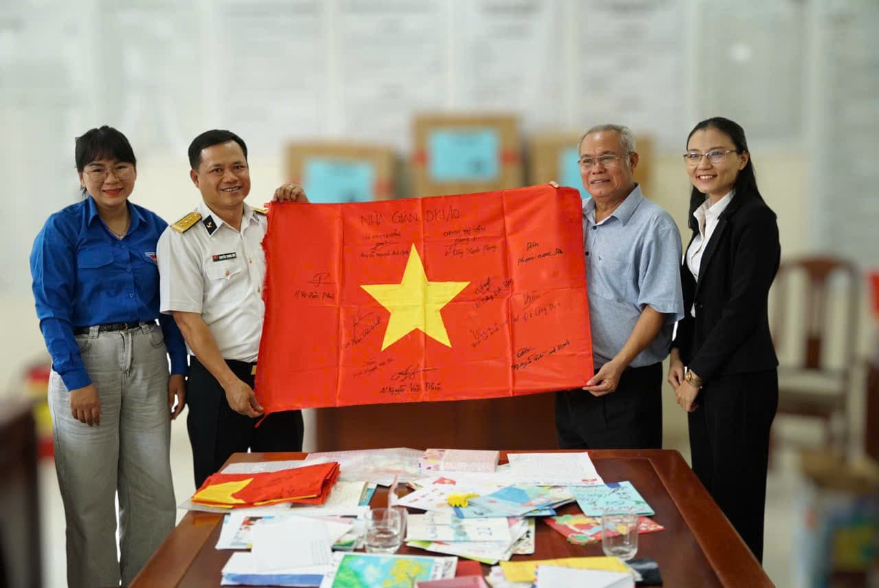 Trao tặng hạc giấy, cờ Tổ quốc cho bộ đội nhà giàn