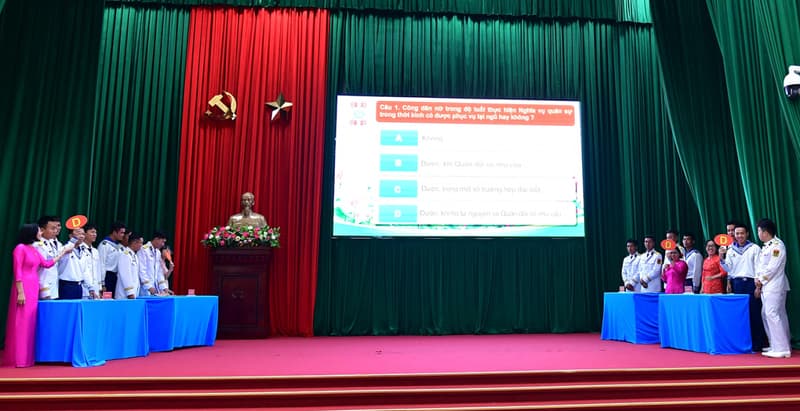 Trung tâm Huấn luyện Vùng 2 tổ chức giao lưu kiến thức pháp luật