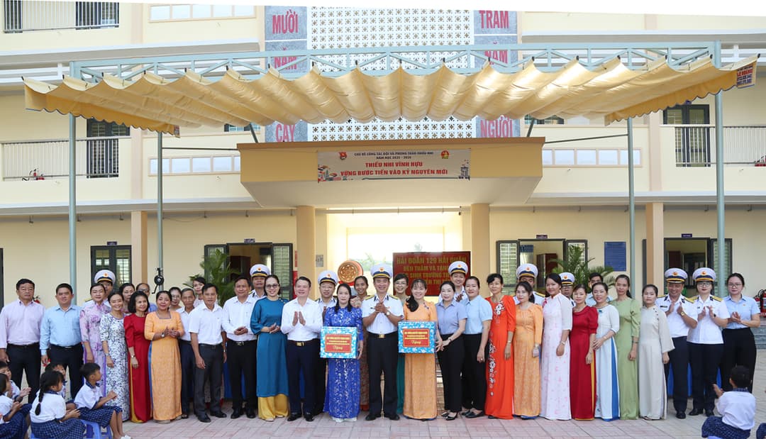 Hải đoàn 129 Hải quân thăm, tặng quà học sinh nghèo vượt khó tại tỉnh Đồng Tháp