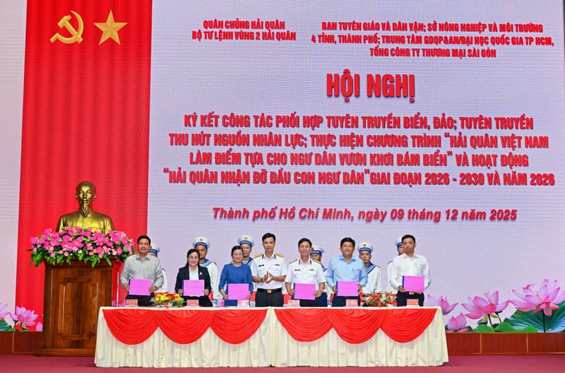 Vùng 2 Hải quân ký kết chương trình phối hợp tuyên truyền biển đảo và thu hút nguồn nhân lực