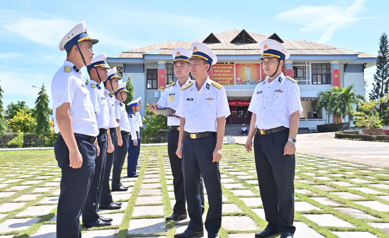 Vùng 2 Hải quân kiểm tra toàn diện Lữ đoàn 681