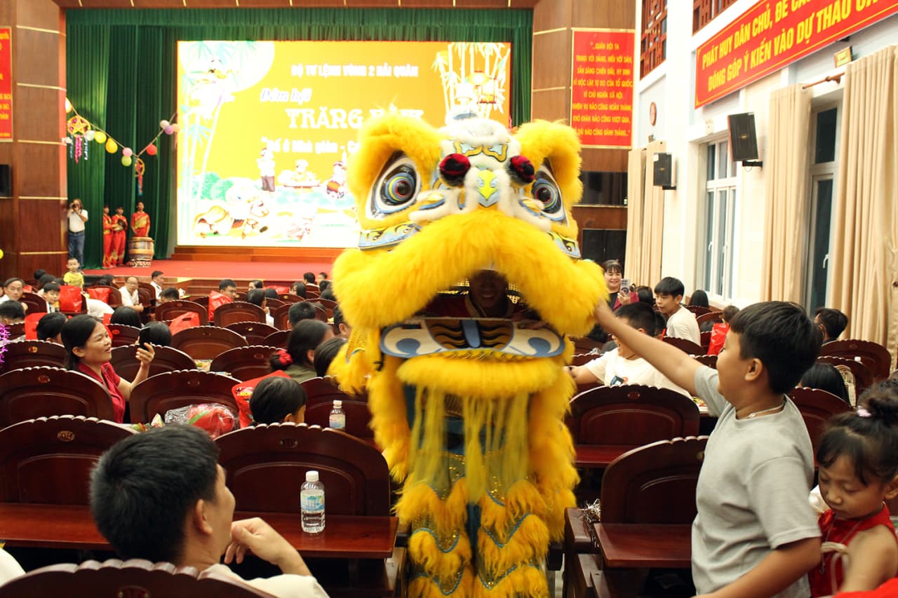 Vui Tết Trung thu “Bố ở nhà giàn - Con ở nhà có bạn”