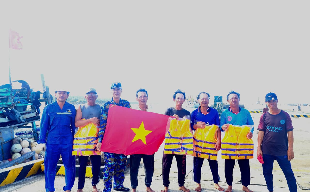 Hải đoàn 129 kịp thời hỗ trợ ngư dân khắc phục sự cố trên biển