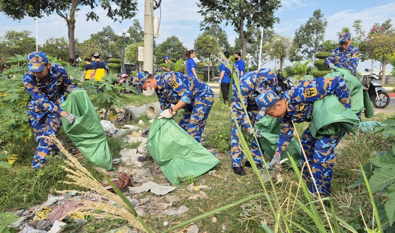 Đoàn cơ sở Hải đoàn 129 tham gia tổng vệ sinh môi trường tại phường Phước Thắng