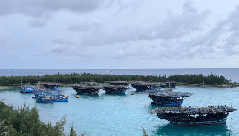 Âu tàu Trường Sa đón 26 tàu cá, hơn 500 ngư dân vào tránh trú bão