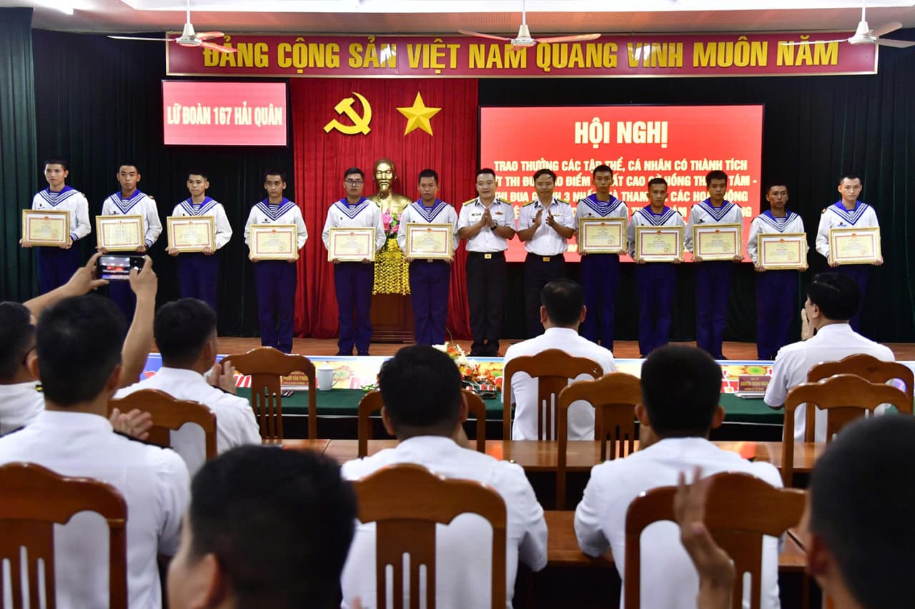 Lữ đoàn 167 trao thưởng thi đua cao điểm