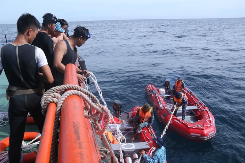 Bộ đội Hải quân tìm kiếm cứu nạn máy bay Su 30MK2 và Casa 212