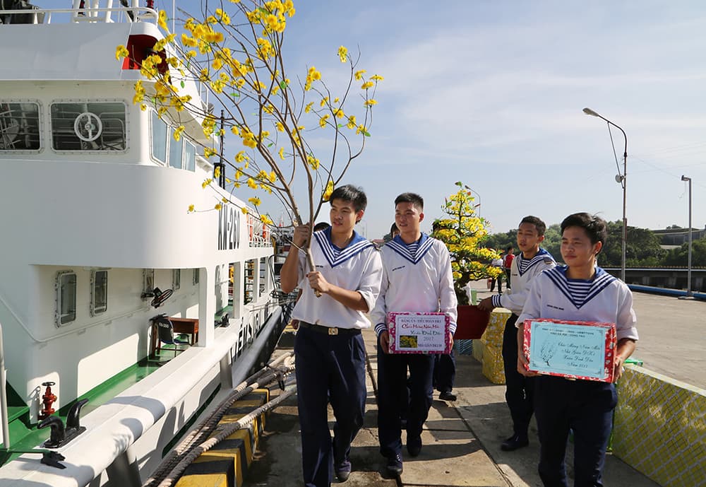 Quà xuân đến với bộ đội Nhà giàn DK1