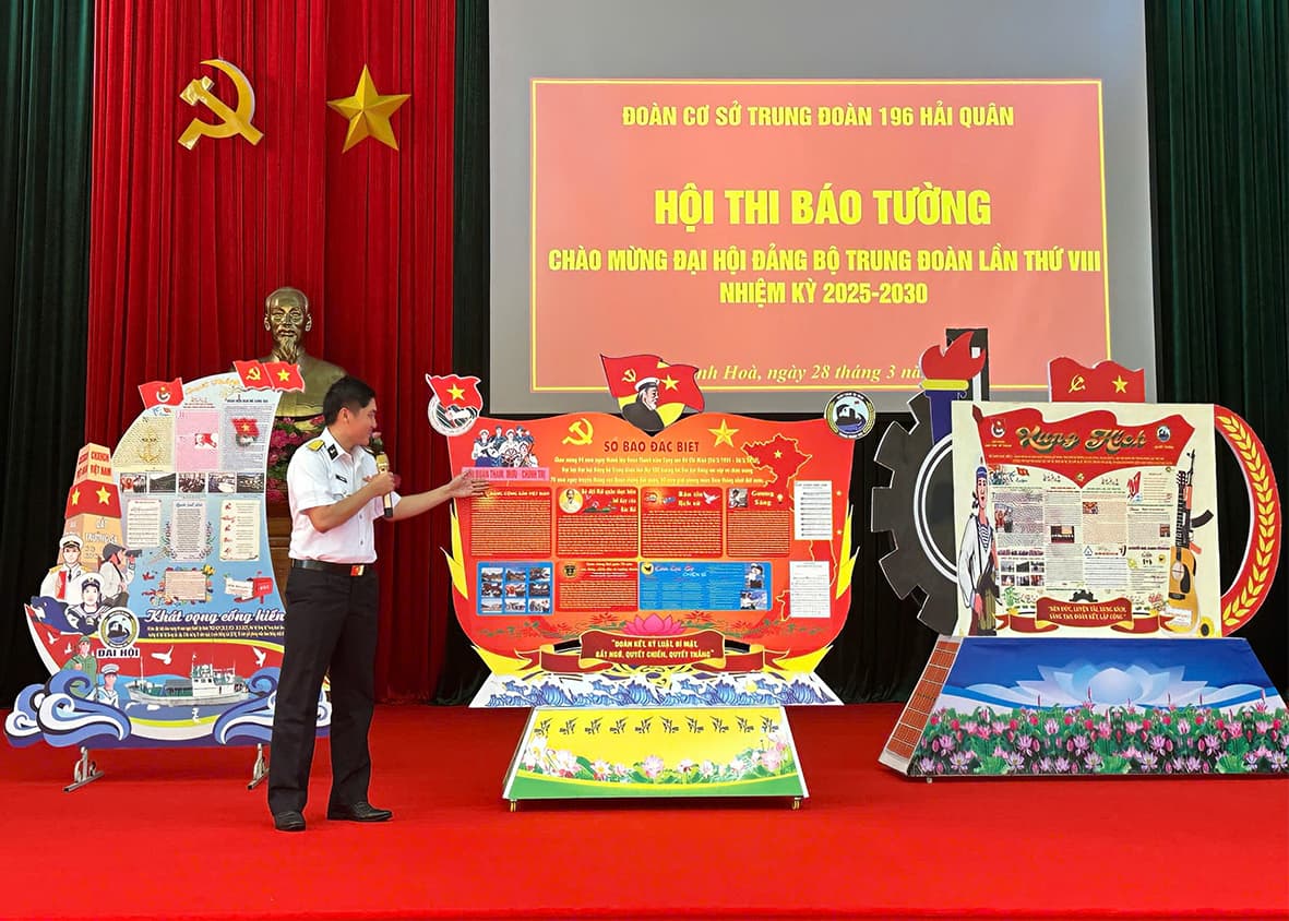 Trung đoàn 196  tổ chức hội thi báo tường