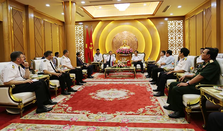 Trường Đại học Hàng hải quốc gia Liên bang Nga thăm và làm việc với Bộ Tư lệnh Hải quân