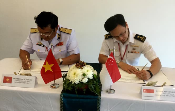 Hải quân Việt Nam-Singapore ký quy chế cứu nạn tàu ngầm