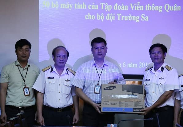 Tập đoàn Viễn thông Quân đội tặng 50 bộ máy vi tính cho bộ đội Trường Sa
