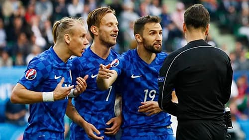 Croatia đánh rơi chiến thắng phút cuối