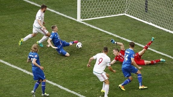 Hậu vệ phản lưới nhà, Iceland đánh rơi chiến thắng vào phút chót