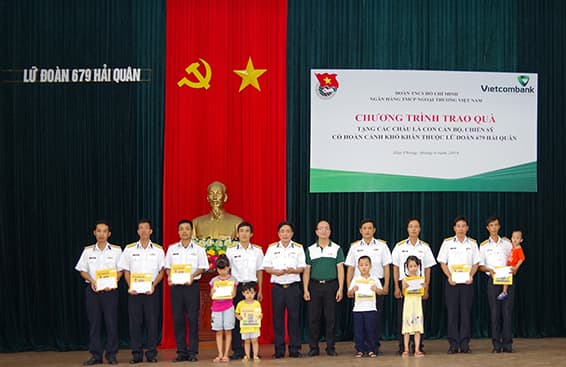 Ngân hàng Vietcombank tặng quà cho con quân nhân Lữ đoàn 679
