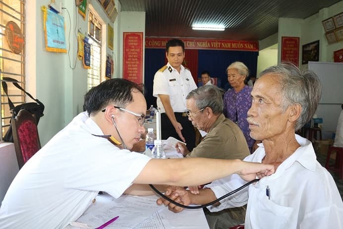 Vùng 3 Hải quân khám bệnh, cấp thuốc miễn phí cho nhân dân huyện Hòa Vang
