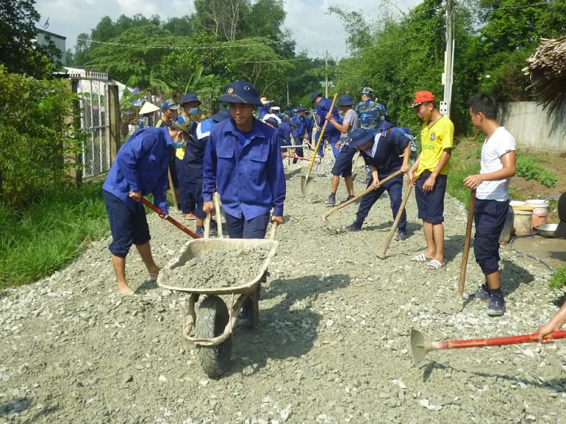  250 cán bộ, chiến sĩ  tham gia làm đường giúp dân
