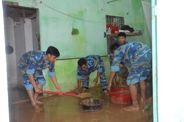 Lữ đoàn 170 giúp dân phường Hà Trung khắc phục hậu quả ảnh hưởng cơn bão số 2