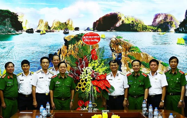 Đoàn cán bộ Học viện Cảnh sát nhân dân chúc mừng ngày truyền thống đánh thắng trận đầu