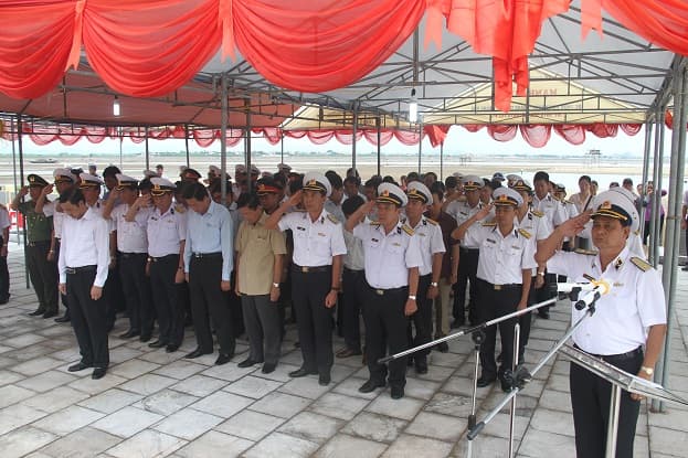 Dâng hương tưởng niệm các Anh hùng liệt sĩ hy sinh trong chiến thắng trận đầu