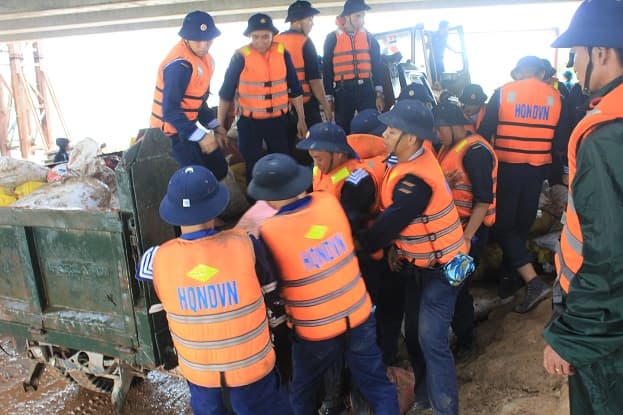 Gần 100 cán bộ, chiến sĩ Lữ đoàn147 phối hợp gia cố đê