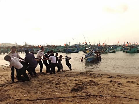 Lữ đoàn 127 Hải quân, cứu kéo tàu cá gặp nạn