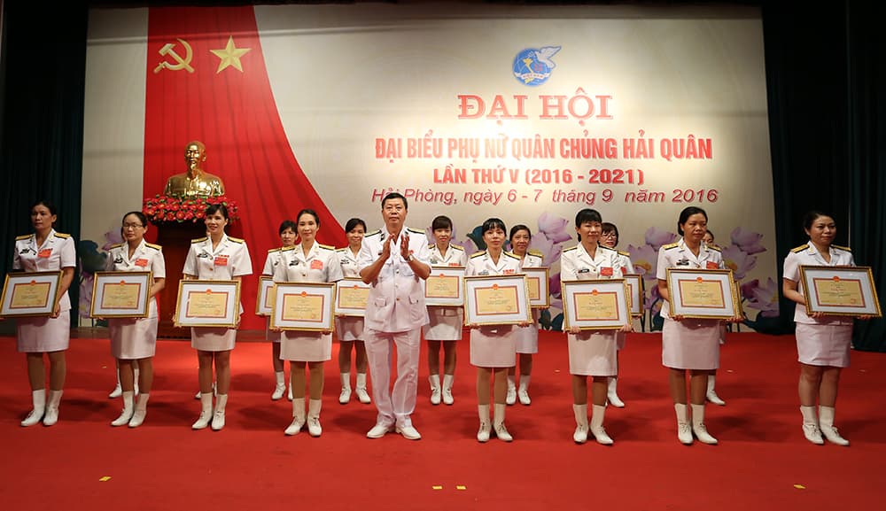 16 tập thể và 22 cá nhân được khen thưởng trong phong trào thi đua Phụ nữ Hải quân 5 năm 2011-2016