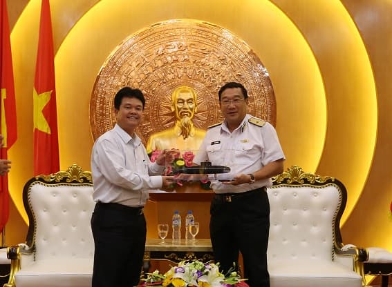 Tư lệnh Hải quân tiếp Thứ trưởng Bộ Y tế