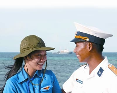 Bên dòng sông chờ đợi