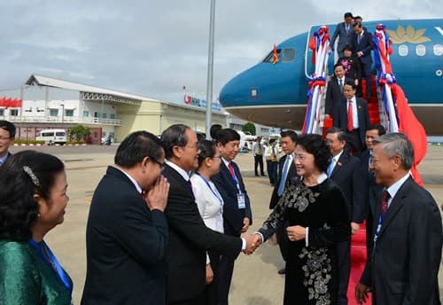 Chủ tịch Quốc hội Nguyễn Thị Kim Ngân tới Viêng Chăn, bắt đầu chuyến thăm hữu nghị chính thức Cộng hòa DCND Lào