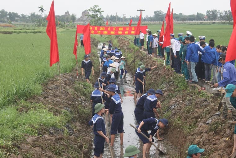  Hơn 60 cán bộ, chiến sĩ Lữ đoàn 147 giúp dân nạo vét kênh mương
