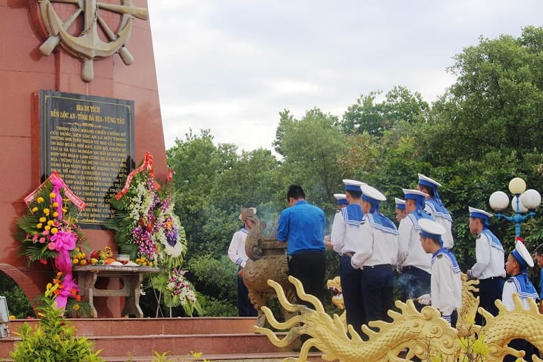  Dâng hương tưởng niệm các Anh hùng, liệt sĩ Đoàn tàu Không số tại bến Lộc An  