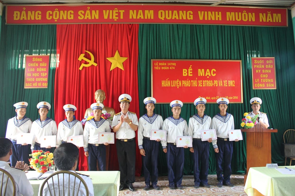 Lữ đoàn 147 bế  giảng lớp pháo thủ xe thiết giáp