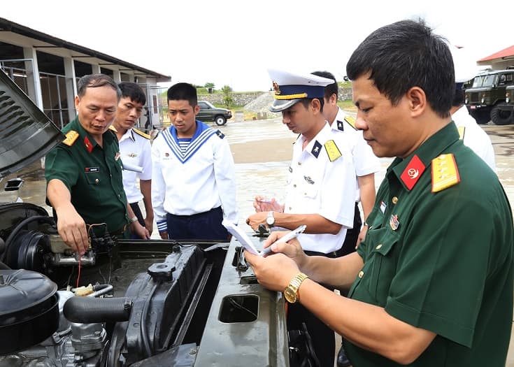 Nghiệm thu xe - máy sau bảo dưỡng, sửa chữa đồng bộ tại Vùng 4 Hải quân