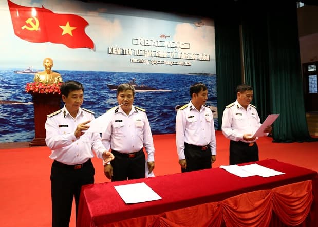  Kiểm tra tư lệnh, chính ủy Vùng Hải quân