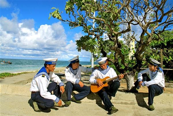 Trường Sa ngày em đến