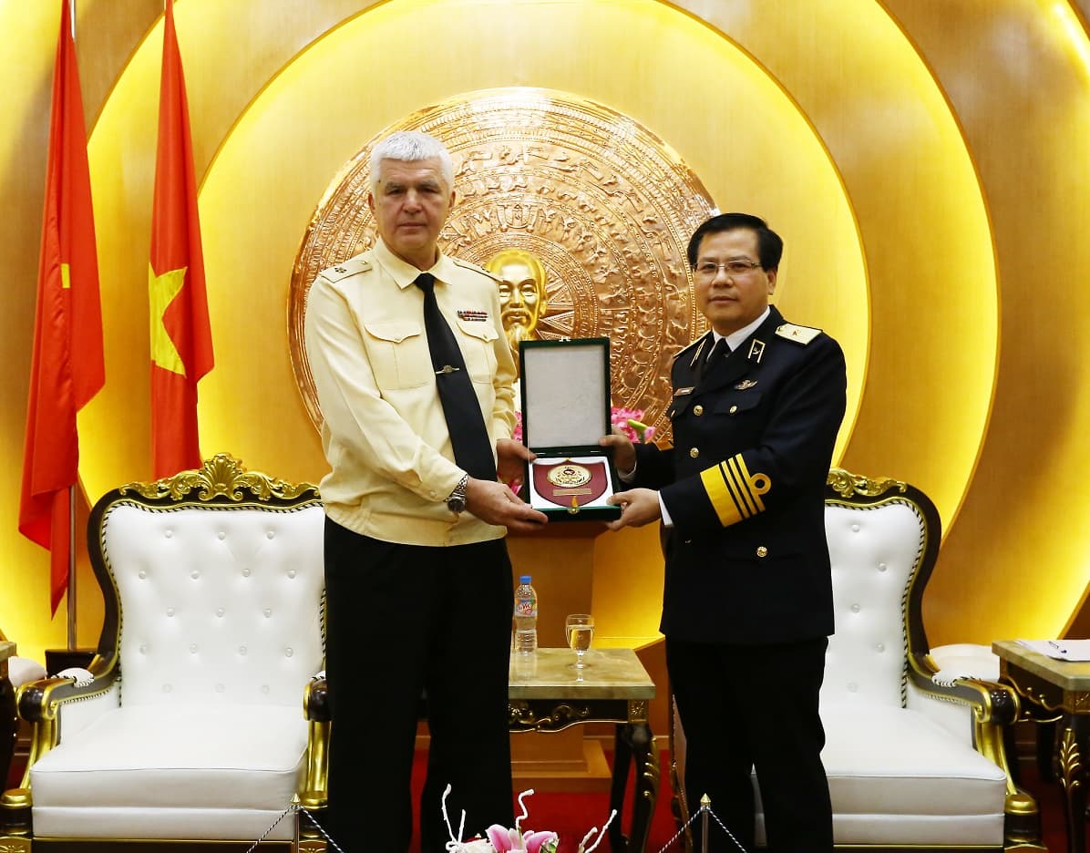 Đoàn cán bộ Hải quân Nga chào xã giao thủ trưởng Bộ Tư lệnh Hải quân