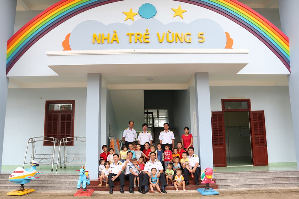 Chính ủy Hải quân thăm và tặng quà Nhà trẻ Vùng 5 