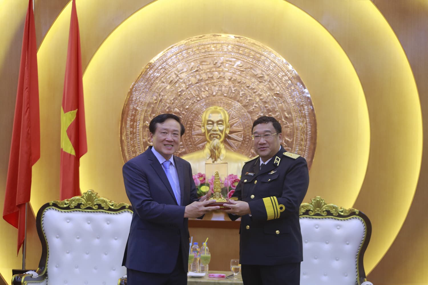 Đoàn cán bộ Tòa án Nhân dân Tối cao thăm và làm việc tại Quân chủng Hải quân