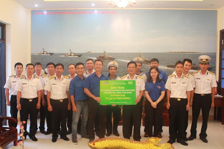 Đoàn Thanh niên Tổng công ty Phân bón và Hóa chất dầu khí tặng quà Lữ đoàn 162 