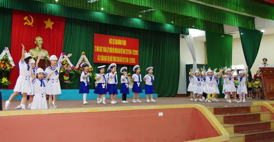 Gần 2.000 cô, trò 8 trường mầm non Đà Nẵng thăm Lữ đoàn Công binh 83 Hải quân