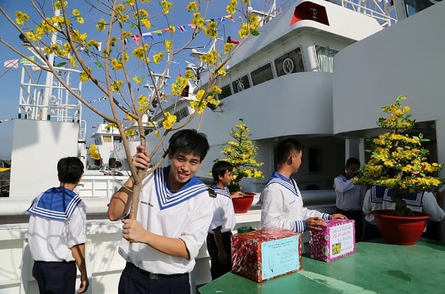 Mang mùa xuân đến với nhà giàn