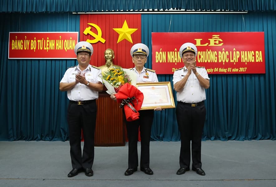 Phó Đô đốc Mai Xuân Vĩnh, nguyên Tư lệnh Hải quân đón nhận Huân chương Độc lập hạng Ba
